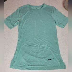 Nike mens medium dri fit athletic shirt pale green